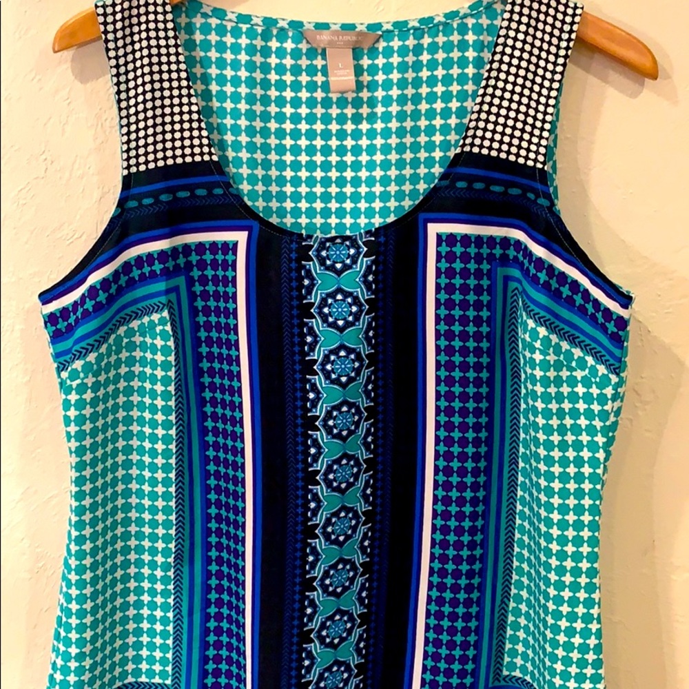 Banana Republic scoop neck sleeveless top. Size L. Excellent condition.